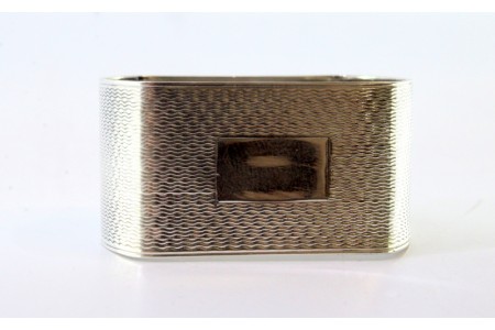 Argola de guardanapo em prata guilhochada envolvendo cartela para monograma.